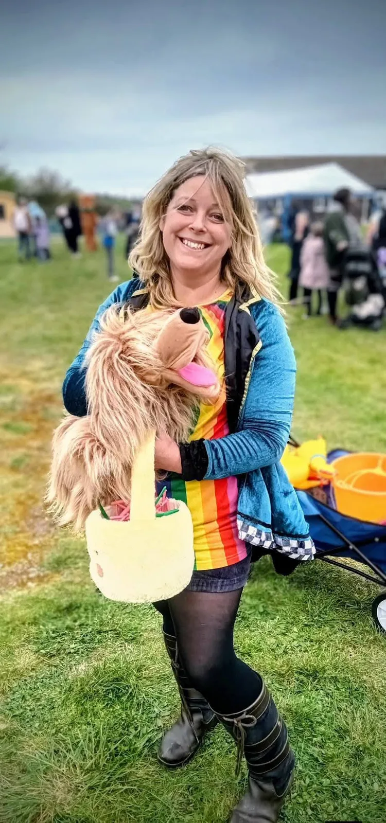 Poppy Pops entertainer smiling with puppet
